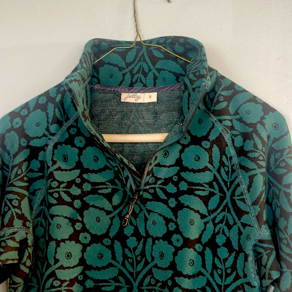 Nice comfortable fleece sz small.  Good for work, happy hour or dinner NWOT